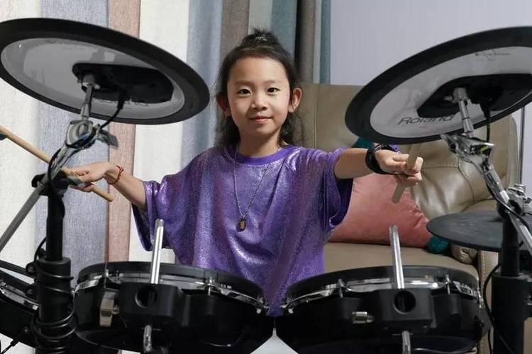 打电子鼓的<font color='red'>小女孩</font>叫啥名字 小孩子一打电子鼓就喊累